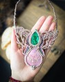 Talizman z kamieni naturalnych dla kobiet kochających styl boho. Naszyjnik handmade z malachitem i muszlą wykonany ręcznie przez wiele godzin pracy.