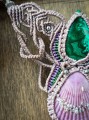 Artystyczny naszyjnik boho z malachitem i naturalną muszlą. Ręcznie tworzona kolia mikromakrama z regulacją długości i mistycznym charakterem.