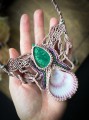 Artystyczny naszyjnik boho z malachitem i naturalną muszlą. Ręcznie tworzona kolia mikromakrama z regulacją długości i mistycznym charakterem.