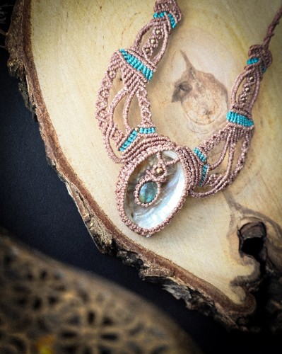 Długi naszyjnik handmade z muszlą i labradorytem wykonany metodą mikromakramy. Talizman z kamieni naturalnych w stylu boho z beżowym sznurkiem i turkusowymi detalami.