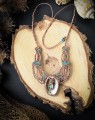 Rozbudowany naszyjnik boho z naturalną muszlą i labradorytem. Ręcznie robiona biżuteria handmade z hematytem w kolorze różowego złota i regulacją długości.