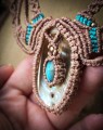 Unikatowy naszyjnik handmade z labradorytem, muszlą i hematytem. Biżuteria boho z beżowym sznurkiem i turkusowymi akcentami dla kobiet kochających naturę.
