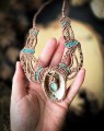 Ręcznie wykonany naszyjnik z muszlą i kamieniem labradoryt. Artystyczna biżuteria mikromakrama z detalami w kolorze różowego złota i klimatem earthy boho.