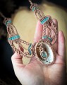 Talizman z kamieni naturalnych i muszli wykonany metodą mikromakramy. Unikatowy naszyjnik handmade z labradorytem i hematytem w kolorze różowego złota.