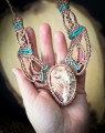 Długi naszyjnik handmade z muszlą i labradorytem wykonany metodą mikromakramy. Talizman z kamieni naturalnych w stylu boho z beżowym sznurkiem i turkusowymi detalami.