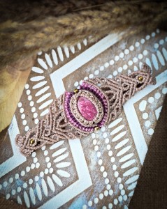 Szeroka bransoletka z thulitem handmade - mikromakrama z kamieniem naturalnym