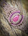 Bransoletka handmade z naturalnym thulitem, beżowy sznurek z różowymi i bordowymi akcentami, unikatowa biżuteria inspirowana naturą oraz kobiecą energią.