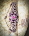 Unikatowa bransoletka mikromakrama z naturalnym thulitem, autorska biżuteria handmade tworzona w Polsce, szeroka regulowana ozdoba nadgarstka.
