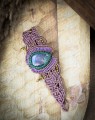 Bransoletka handmade z naturalnym labradorytem o niebiesko-fioletowej iryzacji, szeroka mikromakrama w kolorze ciemnego beżu, zieleni i fioletu, autorska biżuteria Imvelo.