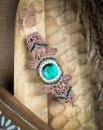 Bransoletka handmade z naturalnym malachitem, beżowy sznurek z zielonymi i białymi akcentami, unikatowa biżuteria boho inspirowana naturą i kobiecą siłą.