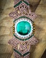 Ręcznie wykonana bransoletka z malachitem i złoconymi dodatkami, biżuteria handmade z minerałami, prezent dla kobiety kochającej naturę i niepowtarzalne dodatki.