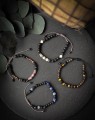 Naturalna męska biżuteria handmade z lawą wulkaniczną i magnezytem. Bransoletka na ciemnoszarym sznurku z dodatkowymi supełkami zwiększającymi trwałość.