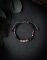Ręcznie robiona bransoletka dla mężczyzny z rodonitem i kamieniem słonecznym. Naturalna męska biżuteria handmade z dodatkami w kolorze srebrnym