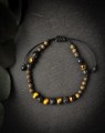 Ręcznie robiona bransoletka dla mężczyzny z tygrysim okiem i lawą wulkaniczną. Naturalna męska biżuteria handmade inspirowana siłą natury i leśnym stylem życia.
