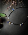 Ręcznie wykonany choker z lapis lazuli i opalitem na czarnym sznurku, minimalistyczna biżuteria z kamieni naturalnych w stylu boho dla kobiet ceniących unikatowe dodatki handmade.