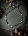 Choker mikromakrama z lapis lazuli w kształcie kropli i opalitem, autorska biżuteria handmade z regulacją długości i złotymi dodatkami.