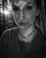 Naszyjnik z kamieni naturalnych lapis lazuli i opalit, ręcznie pleciony choker damski wykonany metodą mikromakramy na czarnym sznurku.