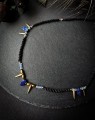Elegancki choker boho z lapis lazuli, czarny sznurek, złote elementy oraz opalit, wyjątkowa biżuteria inspirowana naturą.