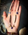 Biżuteria handmade z kamieni naturalnych, regulowany choker z lapis lazuli i opalitem dla kobiet poszukujących niepowtarzalnych dodatków.