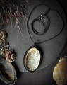 Dwustronny naszyjnik z muszlą Haliotis Ovina wykonany metodą mikromakramy, unikatowa biżuteria handmade unisex z naturalnej muszli i czarnego sznurka.