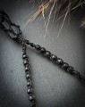 Biżuteria męska handmade z kamieni naturalnych. Czarny turmalin w surowej formie opleciony techniką mikromakramy, uzupełniony lawą wulkaniczną i koralikami kokosowymi.