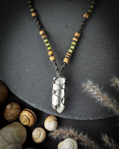 Męski naszyjnik z kryształem górskim i jadeitem • talizman z kamieni naturalnych • ręcznie wykonana mikromakrama • biżuteria męska handmade