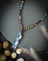 Męski talizman z kyanitem wykonany techniką mikromakramy. Biżuteria handmade dla osób związanych z naturą, rozwojem osobistym, podróżami i świadomym życiem.