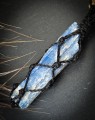 Unikatowy naszyjnik handmade z naturalnym kyanitem i turkusem. Ręcznie tworzona biżuteria męska inspirowana żywiołami ziemi, nieba i oceanu.