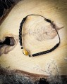 tygrysie oko w delikatnej oprawie mikromakramy. Autorska bransoletka handmade dla kobiet poszukujących talizmanu z kamieni naturalnych wspierającego pewność siebie.