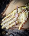Bransoletka damska z kwarcem różowym na beżowym sznurku. Unikatowa biżuteria handmade inspirowana kobiecą energią, delikatnością i harmonią emocjonalną.