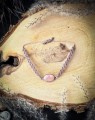 Kwarc różowy w delikatnej oprawie mikromakramy. Autorska bransoletka handmade dla kobiet poszukujących talizmanu z kamieni naturalnych symbolizującego miłość i spokój.