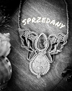 SPRZEDANY Naszyjnik z muszlą i malachitem– artystyczny talizman z kamieni naturalnych handmade
