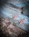 Kolczyki handmade wykonane techniką mikromakramy. Chłodny beż, srebrny lotos oraz lekka konstrukcja tworzą wyjątkową kobiecą biżuterię inspirowaną symboliką odrodzenia.