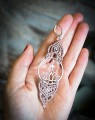 Ekskluzywne kolczyki makrama dla kobiet poszukujących wyjątkowej biżuterii handmade. Ręczne wykonanie, srebrne elementy i motyw lotosu tworzą niepowtarzalny dodatek do stylizacji.