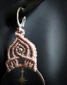 Kolczyki handmade wykonane techniką mikromakramy. Chłodny beż, srebrny lotos oraz lekka konstrukcja tworzą wyjątkową kobiecą biżuterię inspirowaną symboliką odrodzenia.