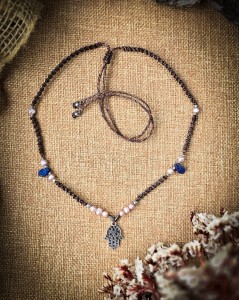 Choker z lapis lazuli, perłami i srebrną zawieszką Hamsa- naszyjnik mikromakrama handmade