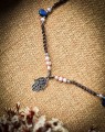 Choker handmade z kamieni naturalnych i pereł hodowlanych. Lapis lazuli, srebrne dodatki oraz symbol Hamsy tworzą wyjątkowy talizman z kamieni naturalnych wykonany ręcznie.