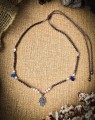 Ręcznie wykonany naszyjnik boho z lapis lazuli i perłami. Regulowany choker mikromakrama dla kobiet poszukujących wyjątkowej biżuterii inspirowanej naturą i rozwojem osobistym.