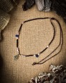 Choker z kamieni naturalnych wykonany ręcznie. Lapis lazuli, perły hodowlane oraz symbol Hamsy tworzą wyjątkowy talizman z kamieni naturalnych dla kobiet.