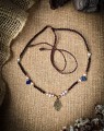 Ręcznie wykonany naszyjnik boho z lapis lazuli i perłami. Mikromakrama w kolorze ciepłego brązu z regulowanym zapięciem i złotymi dodatkami.