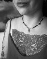 Biżuteria handmade z lapis lazuli i Hamsą. Choker z naturalnymi minerałami, perłami hodowlanymi i złotymi elementami wykonany w pojedynczym egzemplarzu.