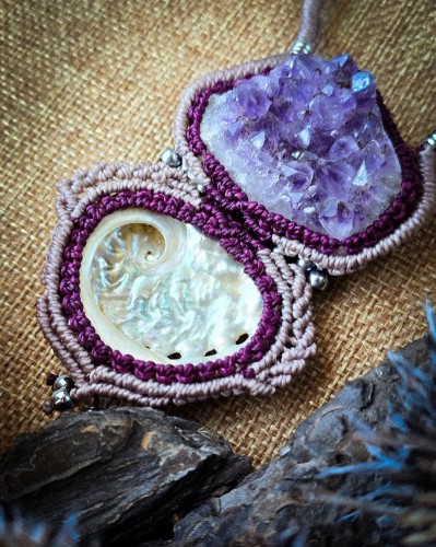 Ręcznie wykonany naszyjnik z naturalną szczotką ametystu i muszlą w technice mikromakramy. Autorska biżuteria handmade IMVELO ze sznurka Linhasita, regulowana długość, srebrne dodatki, unikatowy talizman z kamieni naturalnych.