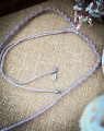 Biżuteria handmade z ametystem i muszlą naturalną dla kobiet ceniących naturę, minerały i wyjątkowe dodatki. Ręcznie pleciony naszyjnik z regulacją długości wykonany z wysokiej jakości sznurka Linhasita.