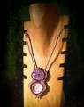Autorski naszyjnik handmade z ametystem, naturalną muszlą i srebrnymi dodatkami. Biżuteria z kamieni naturalnych tworzona metodą mikromakramy dla kobiet poszukujących unikatowych dodatków.