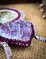 Ręcznie pleciony naszyjnik z ametystem i muszlą naturalną. Niepowtarzalna biżuteria artystyczna IMVELO wykonana z trwałego sznurka Linhasita, inspirowana naturą, morzem i minerałami.