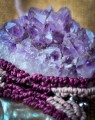 Ręcznie wykonany naszyjnik z naturalną szczotką ametystu i muszlą w technice mikromakramy. Autorska biżuteria handmade IMVELO ze sznurka Linhasita, regulowana długość, srebrne dodatki, unikatowy talizman z kamieni naturalnych.