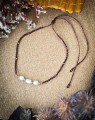 Minimalistyczny choker z pereł hodowlanych i hematytu w kolorze różowego złota. Polska biżuteria handmade wykonana z brazylijskiego sznurka Linhasita z regulowaną długością.