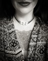 Biżuteria handmade z pereł hodowlanych wykonana metodą mikromakramy. Regulowany choker z ciemnobrązowego sznurka Linhasita i hematytu w kolorze różowego złota.