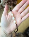 Delikatny naszyjnik z pereł hodowlanych w stylu boho. Ręcznie wykonany choker z regulacją długości i dodatkami w kolorze różowego złota.