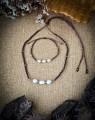 Naszyjnik i bransoletka z pereł hodowlanych wykonane techniką mikromakramy. Elegancka biżuteria handmade z hematytem w kolorze różowego złota oraz regulowaną długością.